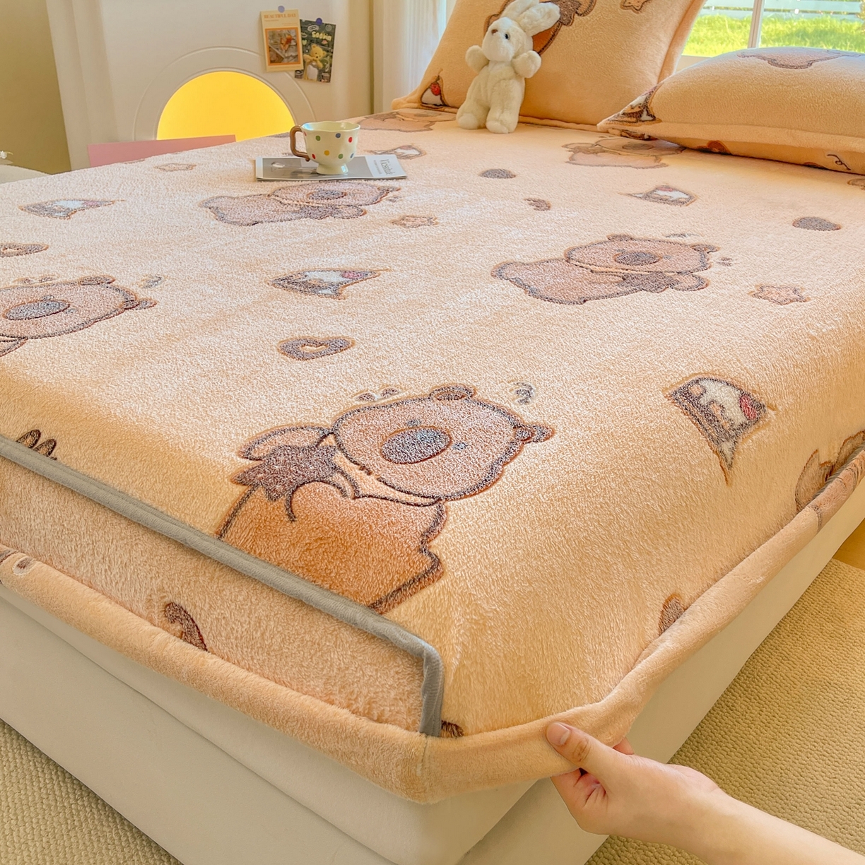 91家纺网 家纺一手货源 找家纺 牵梦萦家纺 2025新款雪花绒立体包边床笠 卡皮巴拉