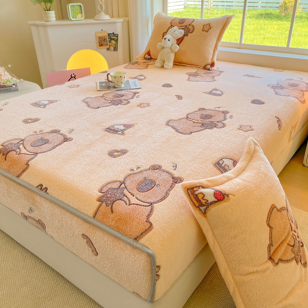 91家纺网 家纺一手货源 找家纺 牵梦萦家纺 2025新款雪花绒立体包边床笠 卡皮巴拉