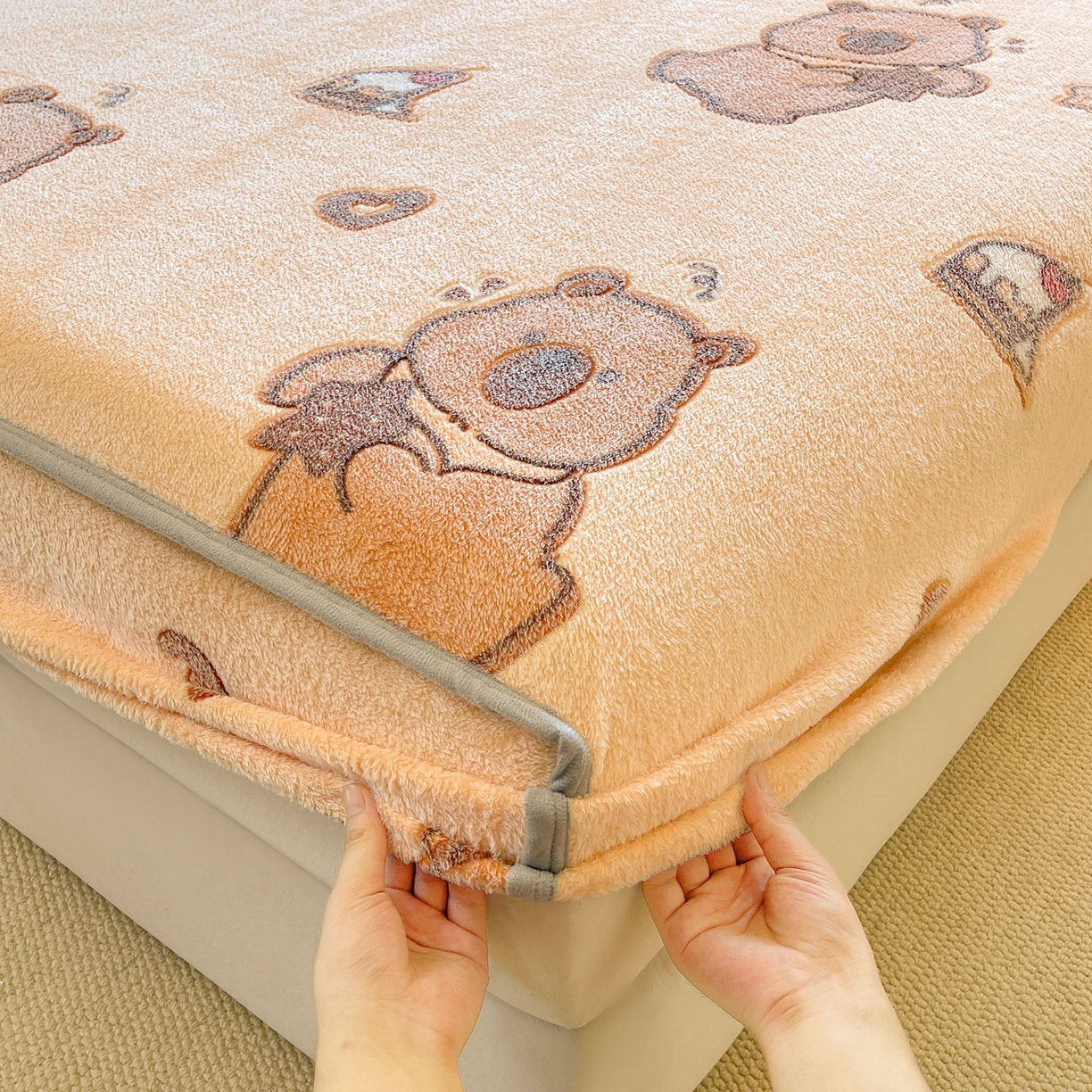 91家纺网 家纺一手货源 找家纺 牵梦萦家纺 2025新款雪花绒立体包边床笠 卡皮巴拉