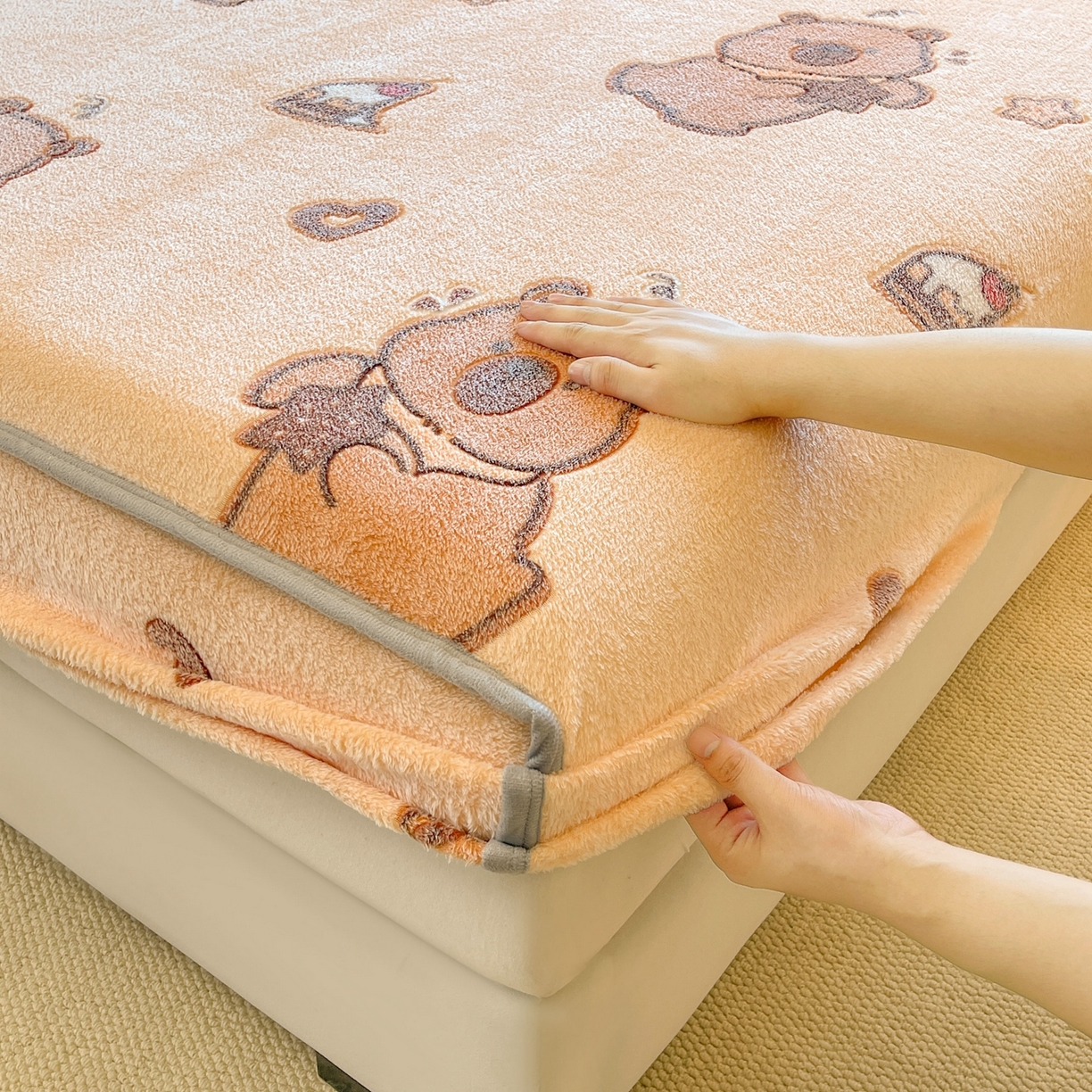 91家纺网 家纺一手货源 找家纺 牵梦萦家纺 2025新款雪花绒立体包边床笠 卡皮巴拉