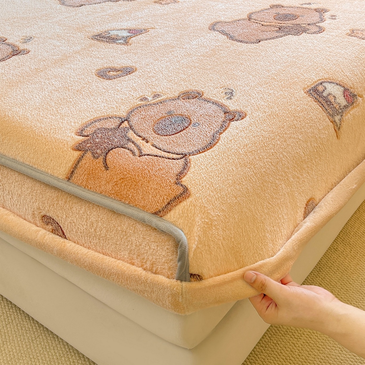 91家纺网 家纺一手货源 找家纺 牵梦萦家纺 2025新款雪花绒立体包边床笠 卡皮巴拉