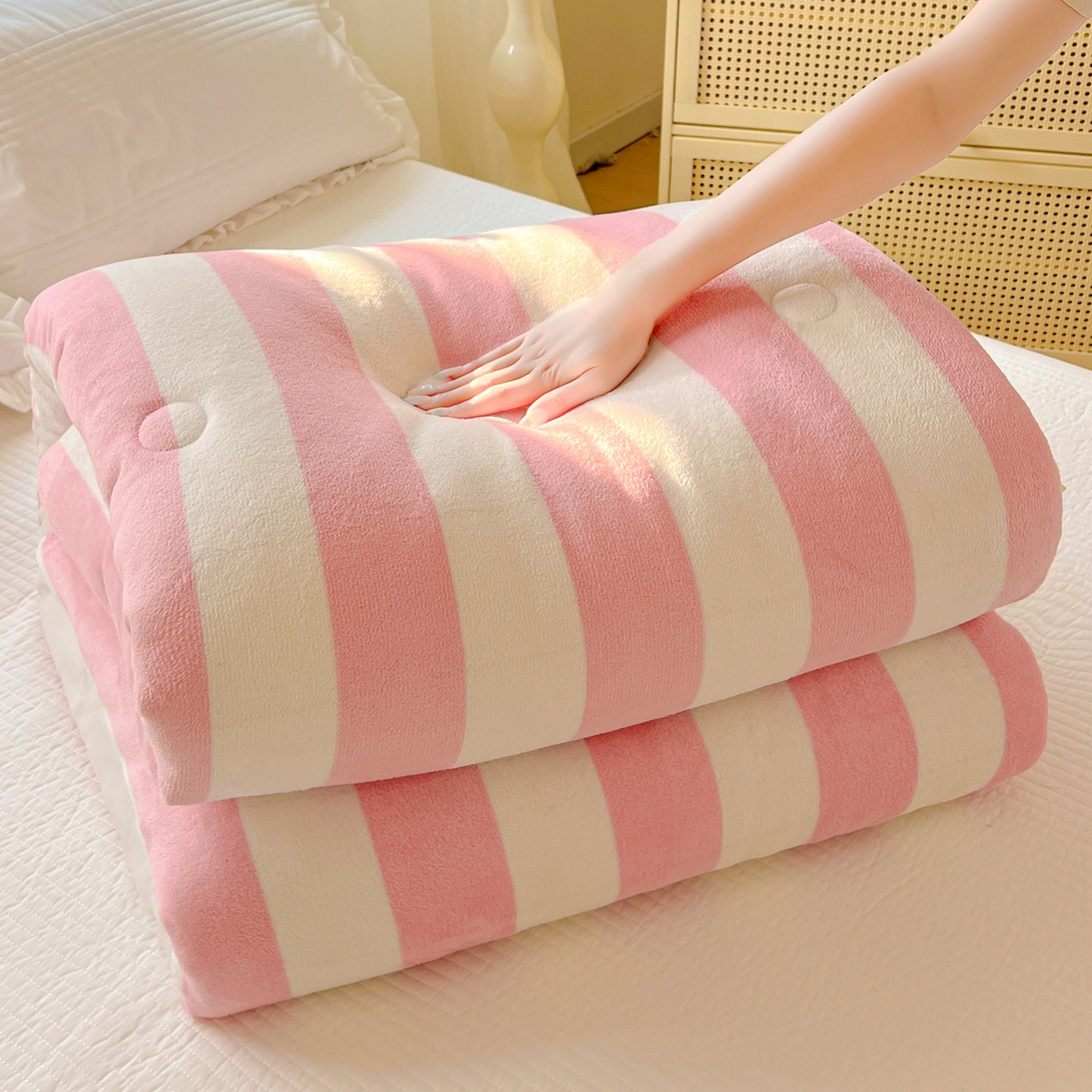 91家纺网 家纺一手货源 找家纺 寐居家纺 2025新款双面牛奶绒冬被被子被芯 甜心