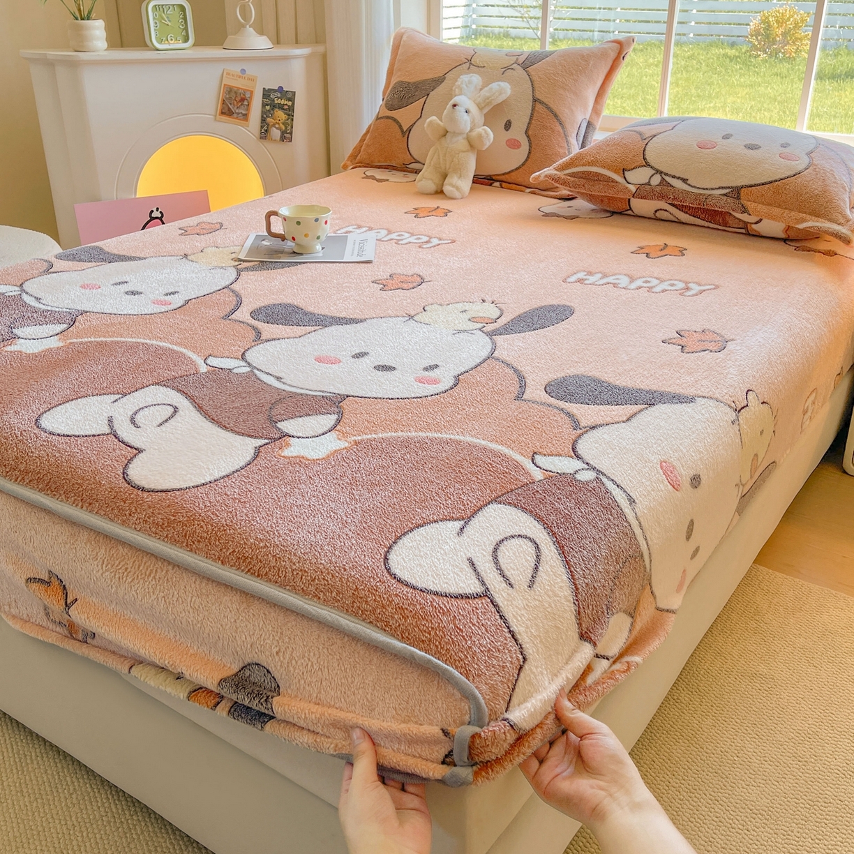 91家纺网 家纺一手货源 找家纺 牵梦萦家纺 2025新款雪花绒立体包边床笠 快乐小狗