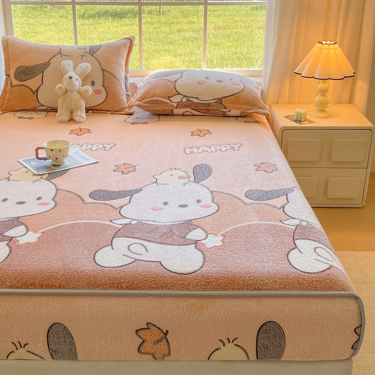 91家纺网 家纺一手货源 找家纺 牵梦萦家纺 2025新款雪花绒立体包边床笠 快乐小狗