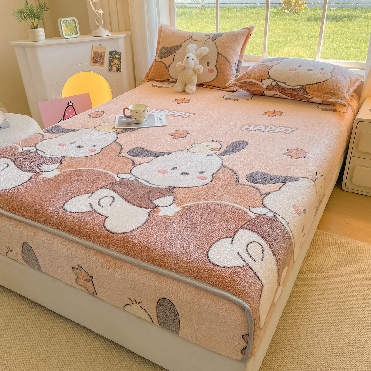 91家纺网 家纺一手货源 找家纺 牵梦萦家纺 2025新款雪花绒立体包边床笠 快乐小狗