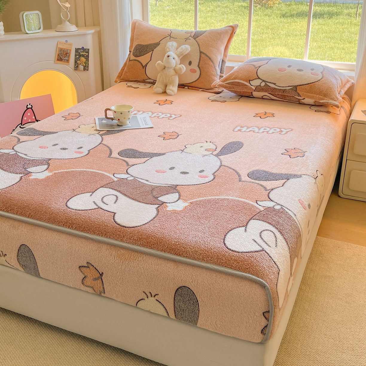 91家纺网 家纺一手货源 找家纺 牵梦萦家纺 2025新款雪花绒立体包边床笠 快乐小狗