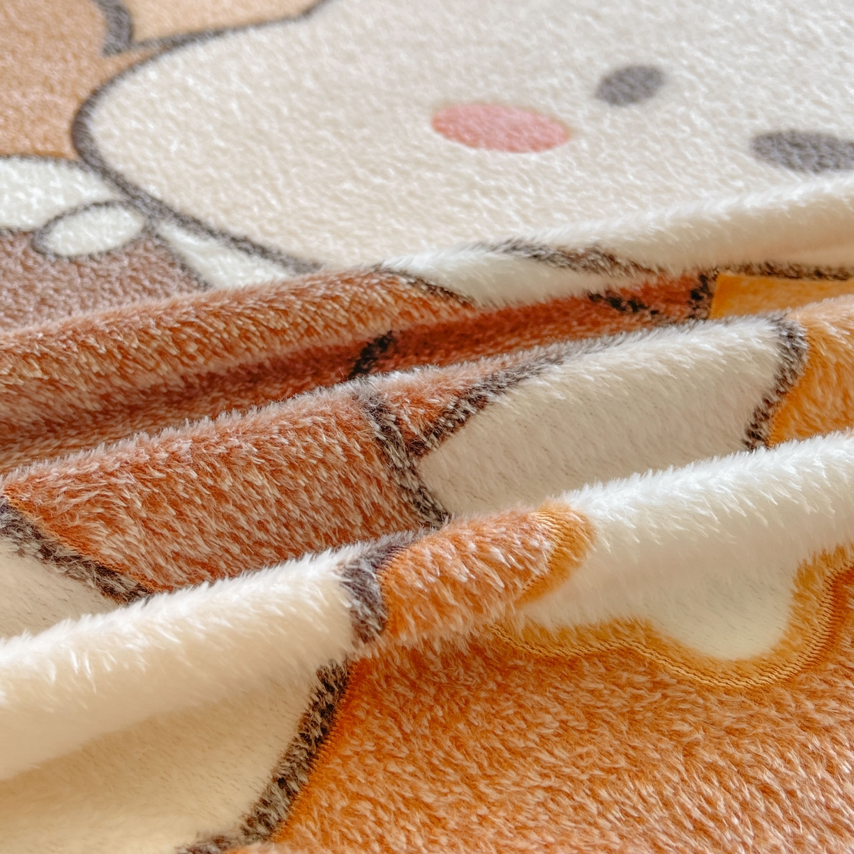 91家纺网 家纺一手货源 找家纺 牵梦萦家纺 2025新款雪花绒立体包边床笠 快乐小狗