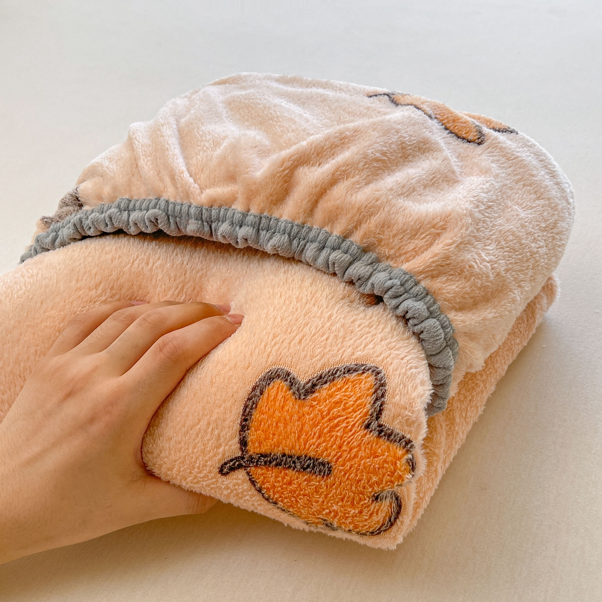 91家纺网 家纺一手货源 找家纺 牵梦萦家纺 2025新款雪花绒立体包边床笠 快乐小狗