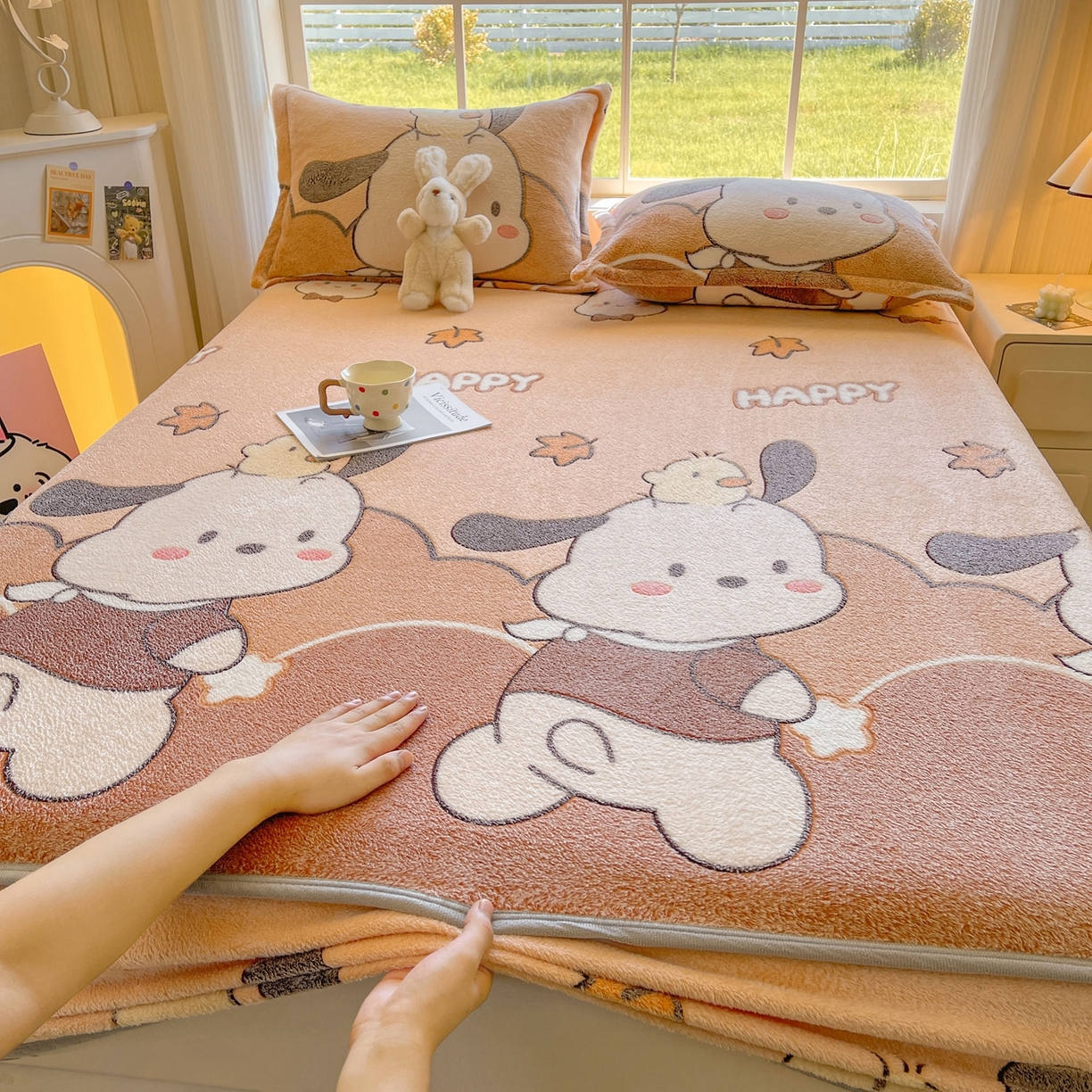 91家纺网 家纺一手货源 找家纺 牵梦萦家纺 2025新款雪花绒立体包边床笠 快乐小狗