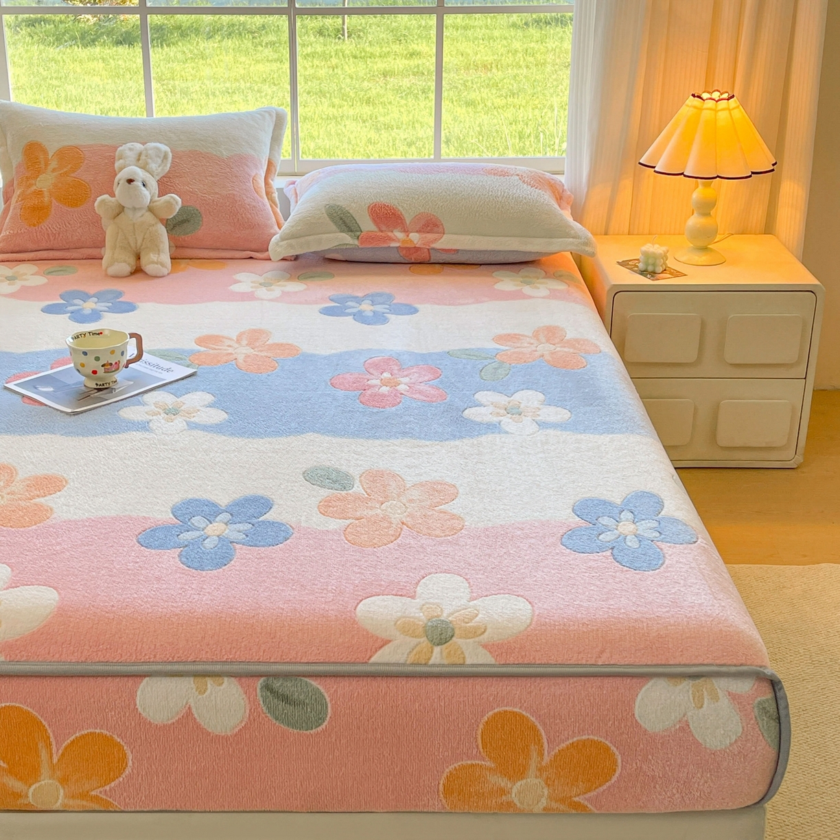 91家纺网 家纺一手货源 找家纺 牵梦萦家纺 2025新款雪花绒立体包边床笠 迷人花语