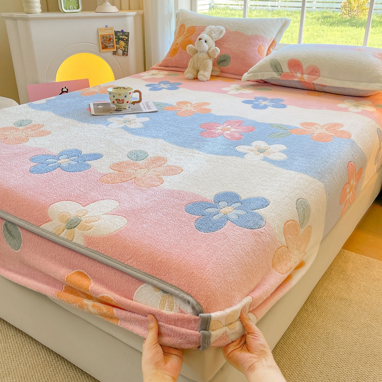 91家纺网 家纺一手货源 找家纺 牵梦萦家纺 2025新款雪花绒立体包边床笠 迷人花语