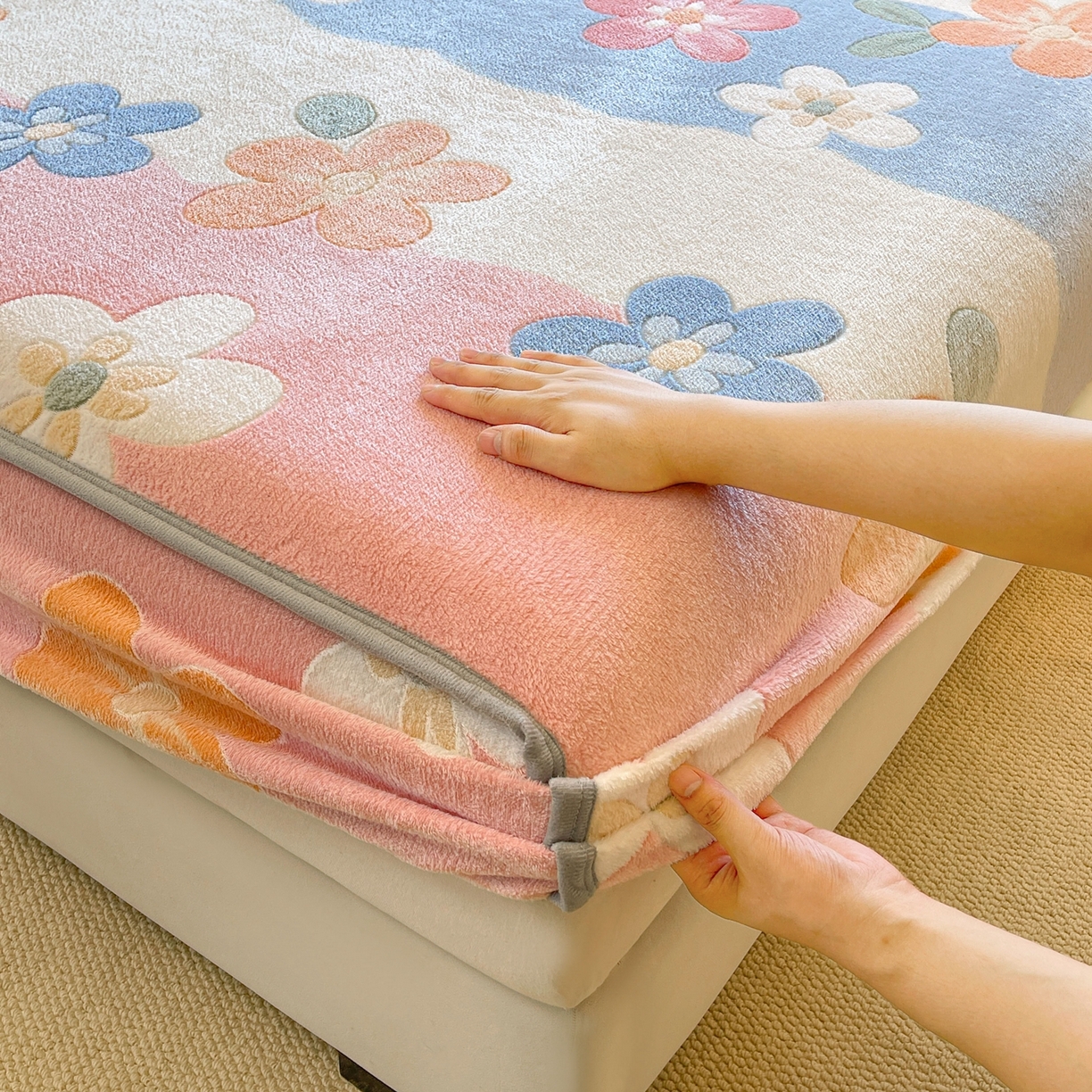 91家纺网 家纺一手货源 找家纺 牵梦萦家纺 2025新款雪花绒立体包边床笠 迷人花语