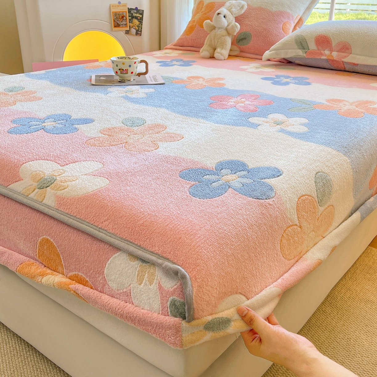 91家纺网 家纺一手货源 找家纺 牵梦萦家纺 2025新款雪花绒立体包边床笠 迷人花语