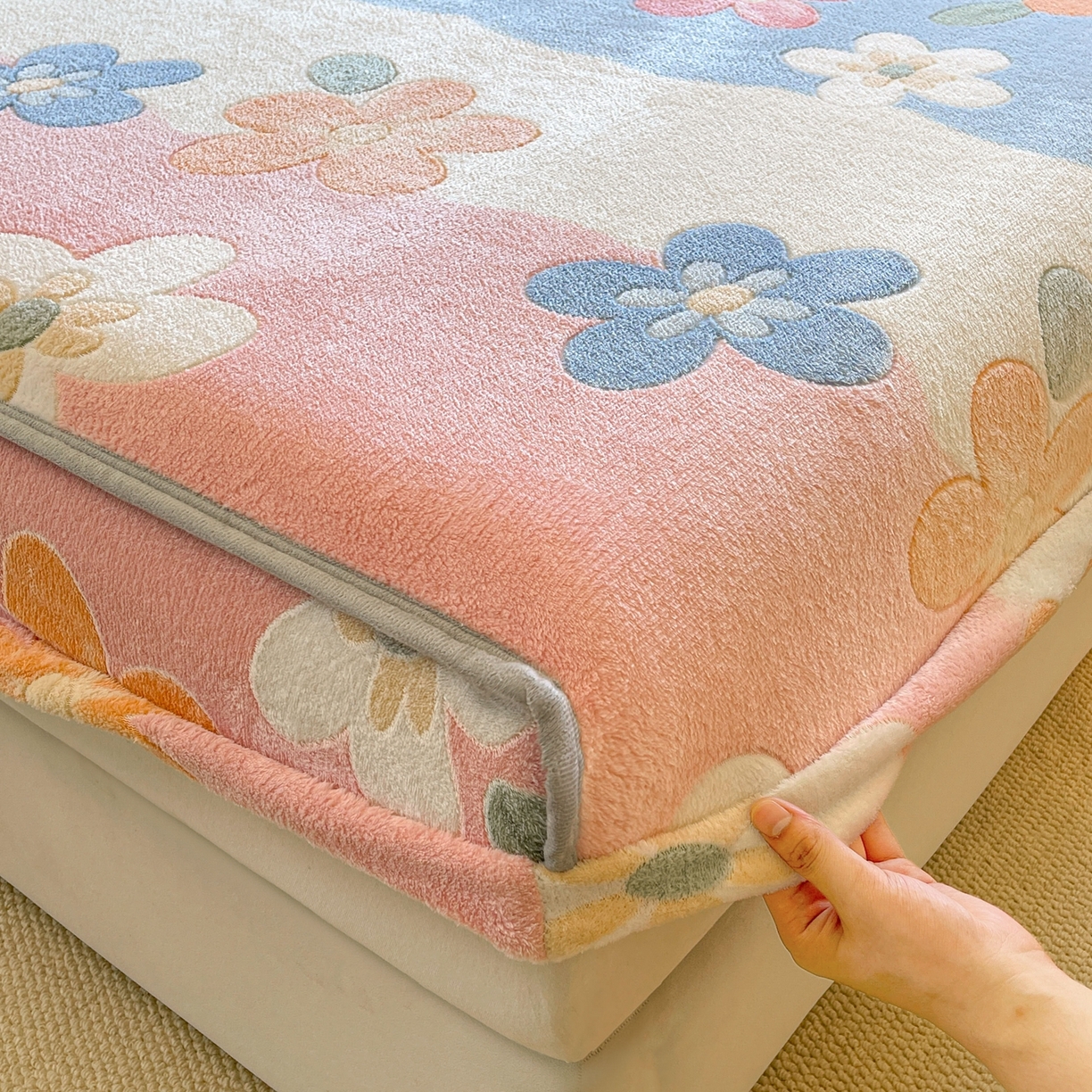 91家纺网 家纺一手货源 找家纺 牵梦萦家纺 2025新款雪花绒立体包边床笠 迷人花语