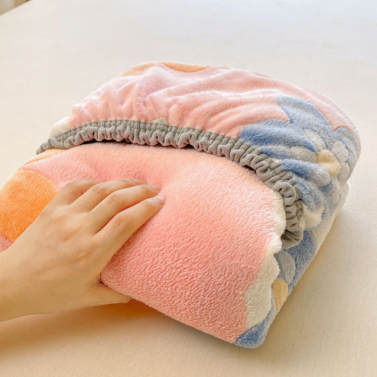 91家纺网 家纺一手货源 找家纺 牵梦萦家纺 2025新款雪花绒立体包边床笠 迷人花语