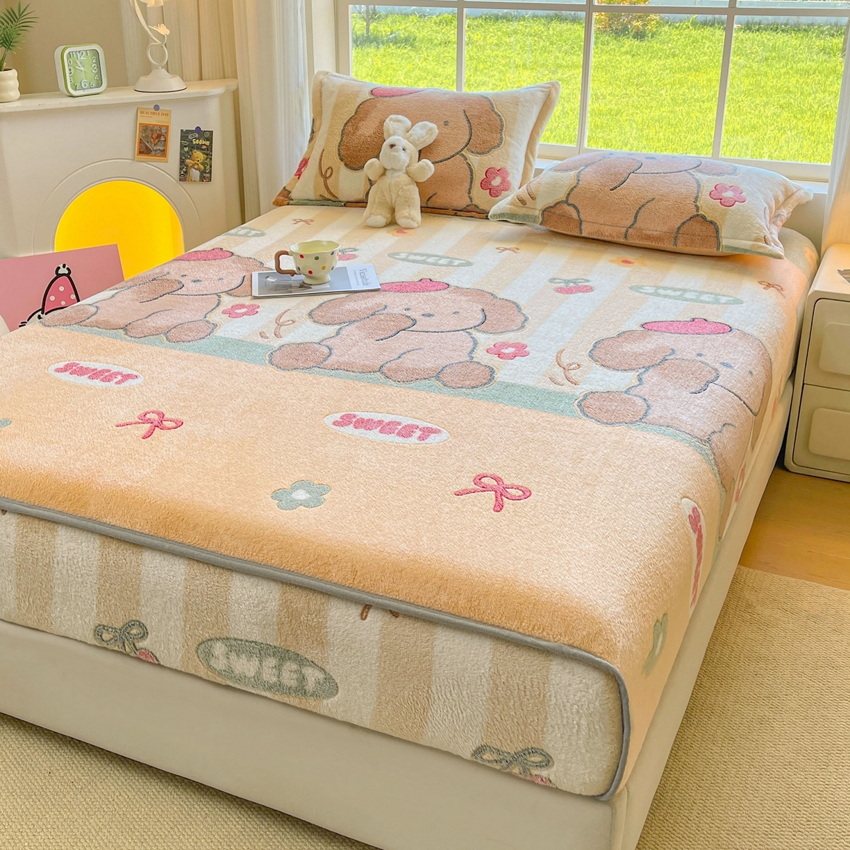 91家纺网 家纺一手货源 找家纺 牵梦萦家纺 2025新款雪花绒立体包边床笠 奶油小狗