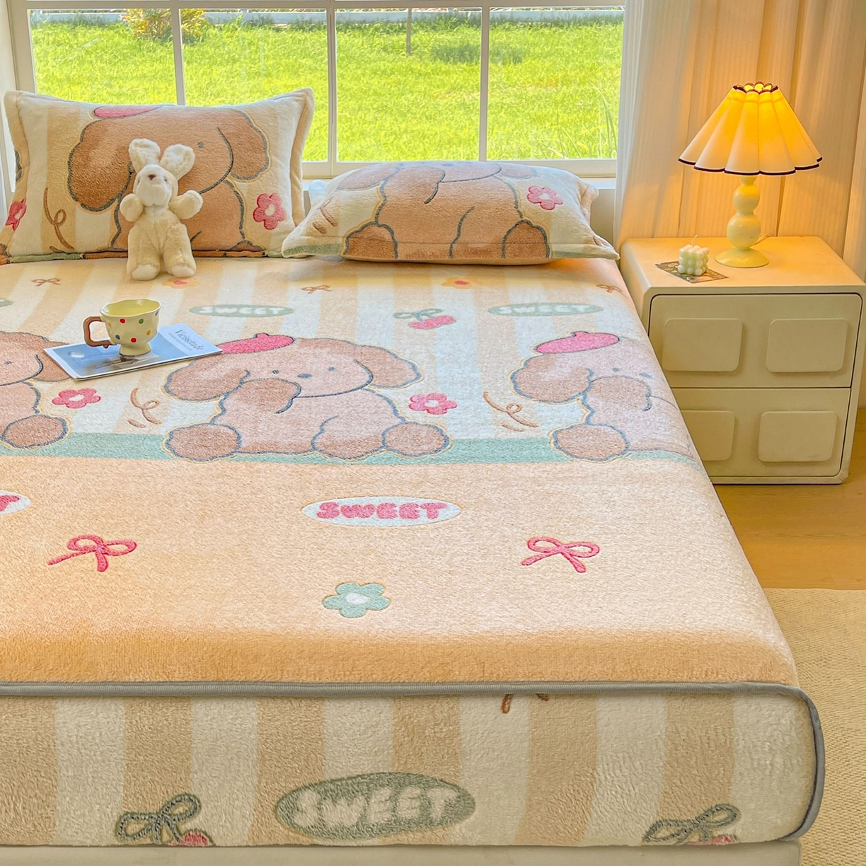 91家纺网 家纺一手货源 找家纺 牵梦萦家纺 2025新款雪花绒立体包边床笠 奶油小狗