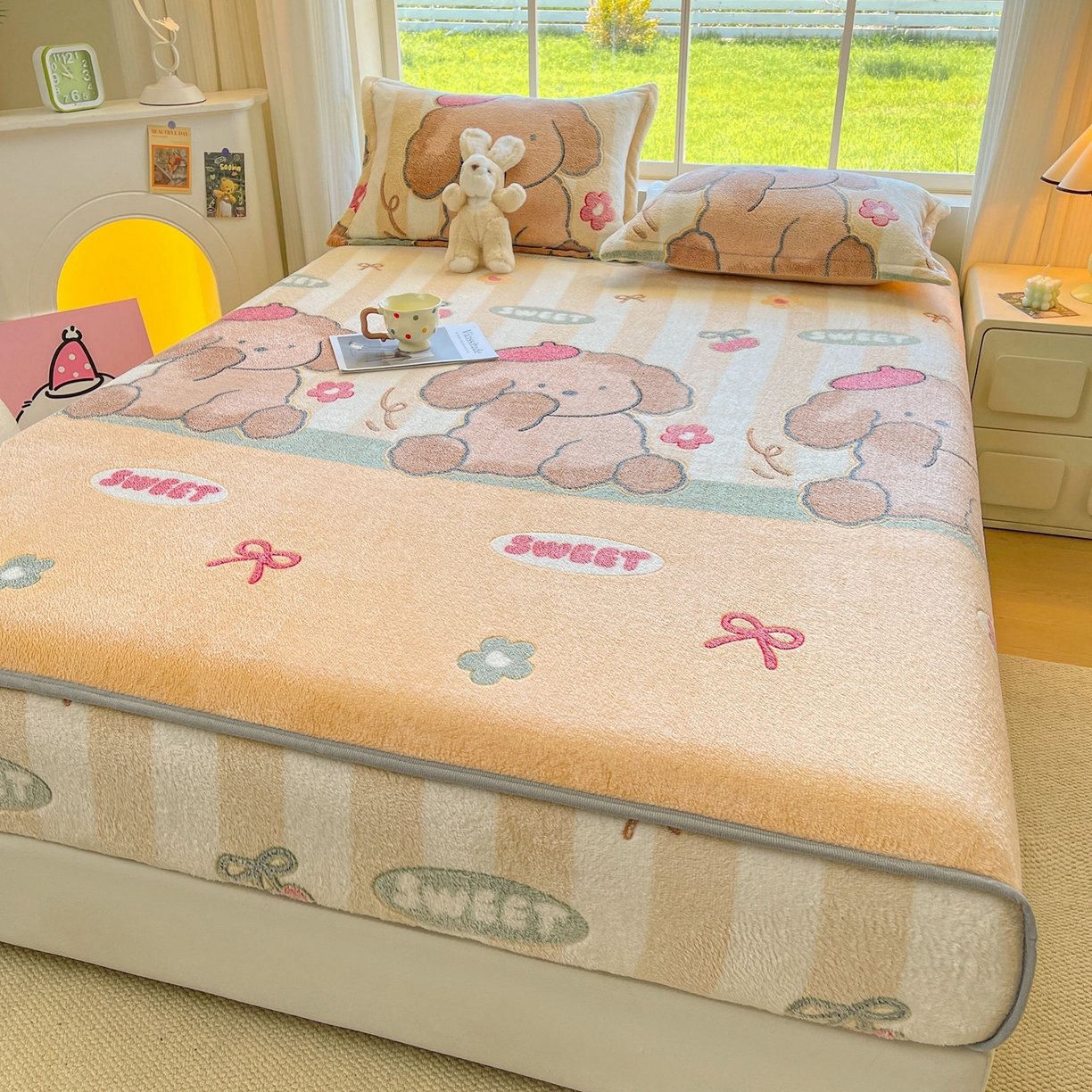 91家纺网 家纺一手货源 找家纺 牵梦萦家纺 2025新款雪花绒立体包边床笠 奶油小狗