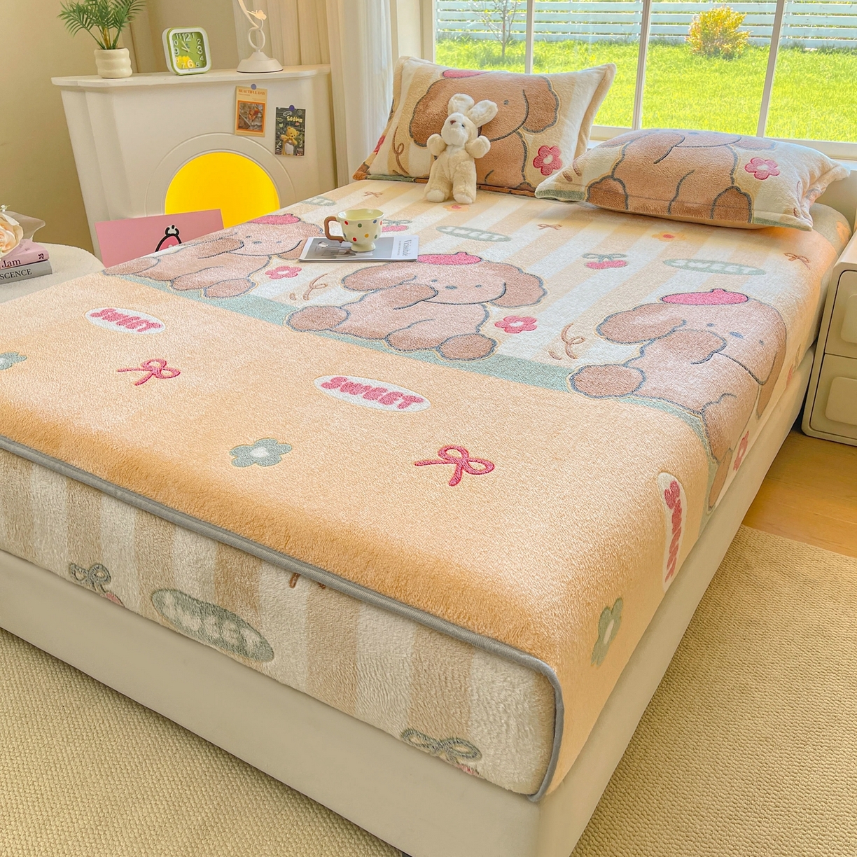 91家纺网 家纺一手货源 找家纺 牵梦萦家纺 2025新款雪花绒立体包边床笠 奶油小狗