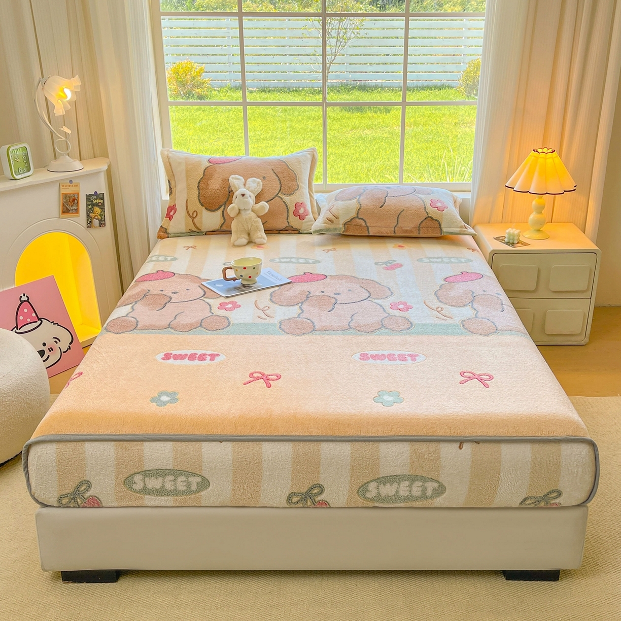 91家纺网 家纺一手货源 找家纺 牵梦萦家纺 2025新款雪花绒立体包边床笠 奶油小狗