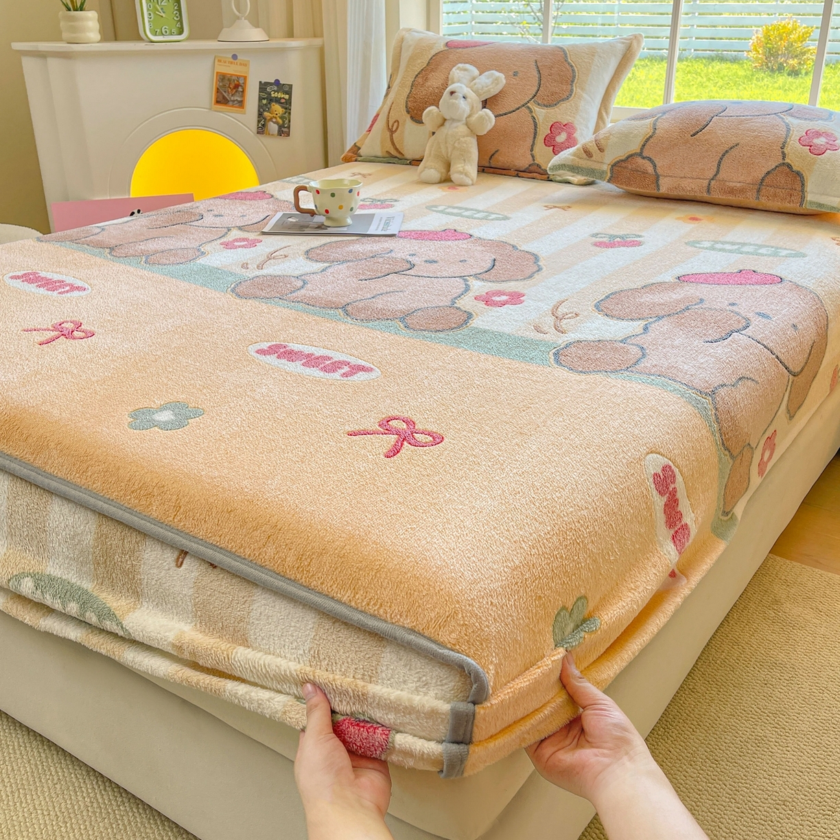 91家纺网 家纺一手货源 找家纺 牵梦萦家纺 2025新款雪花绒立体包边床笠 奶油小狗