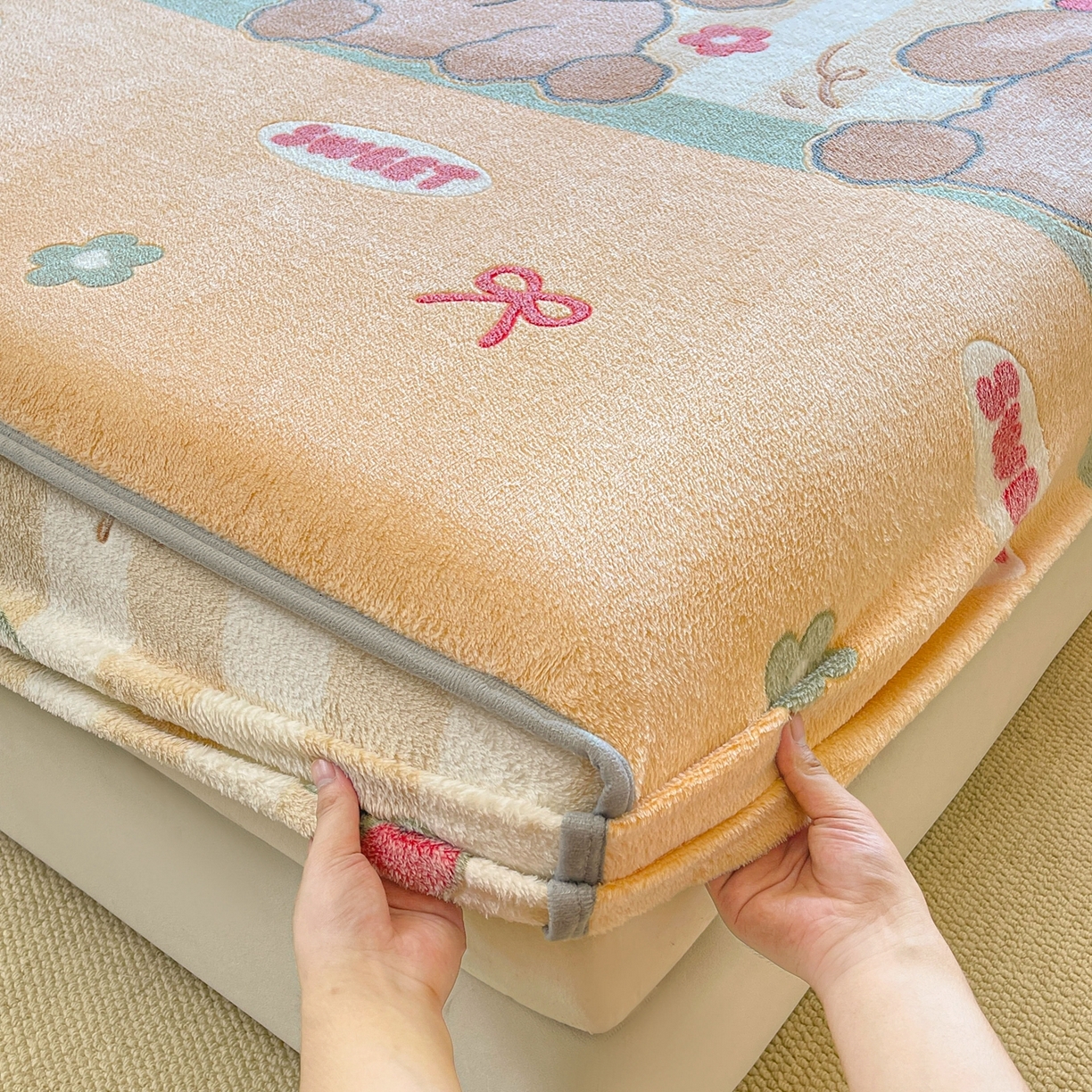 91家纺网 家纺一手货源 找家纺 牵梦萦家纺 2025新款雪花绒立体包边床笠 奶油小狗