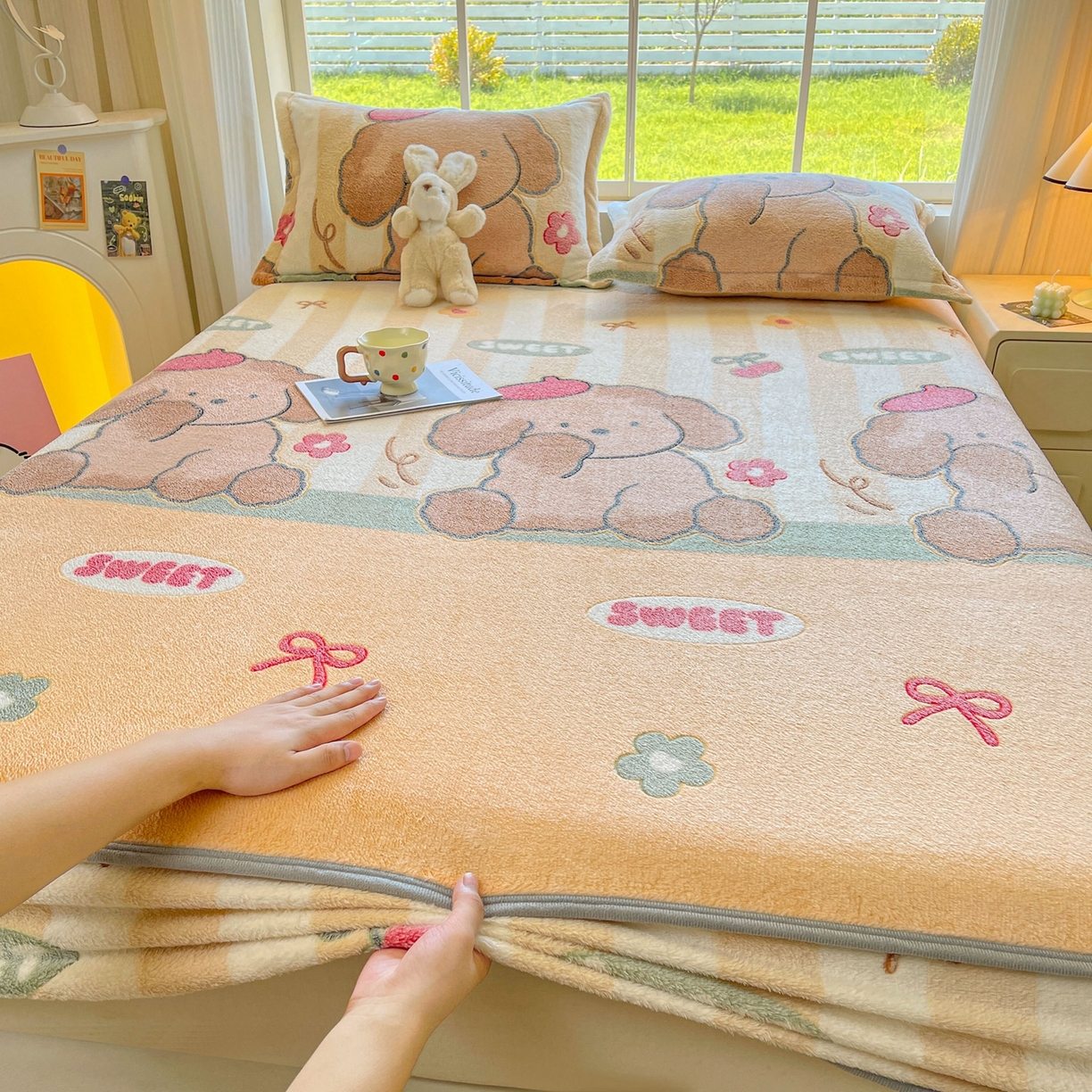 91家纺网 家纺一手货源 找家纺 牵梦萦家纺 2025新款雪花绒立体包边床笠 奶油小狗