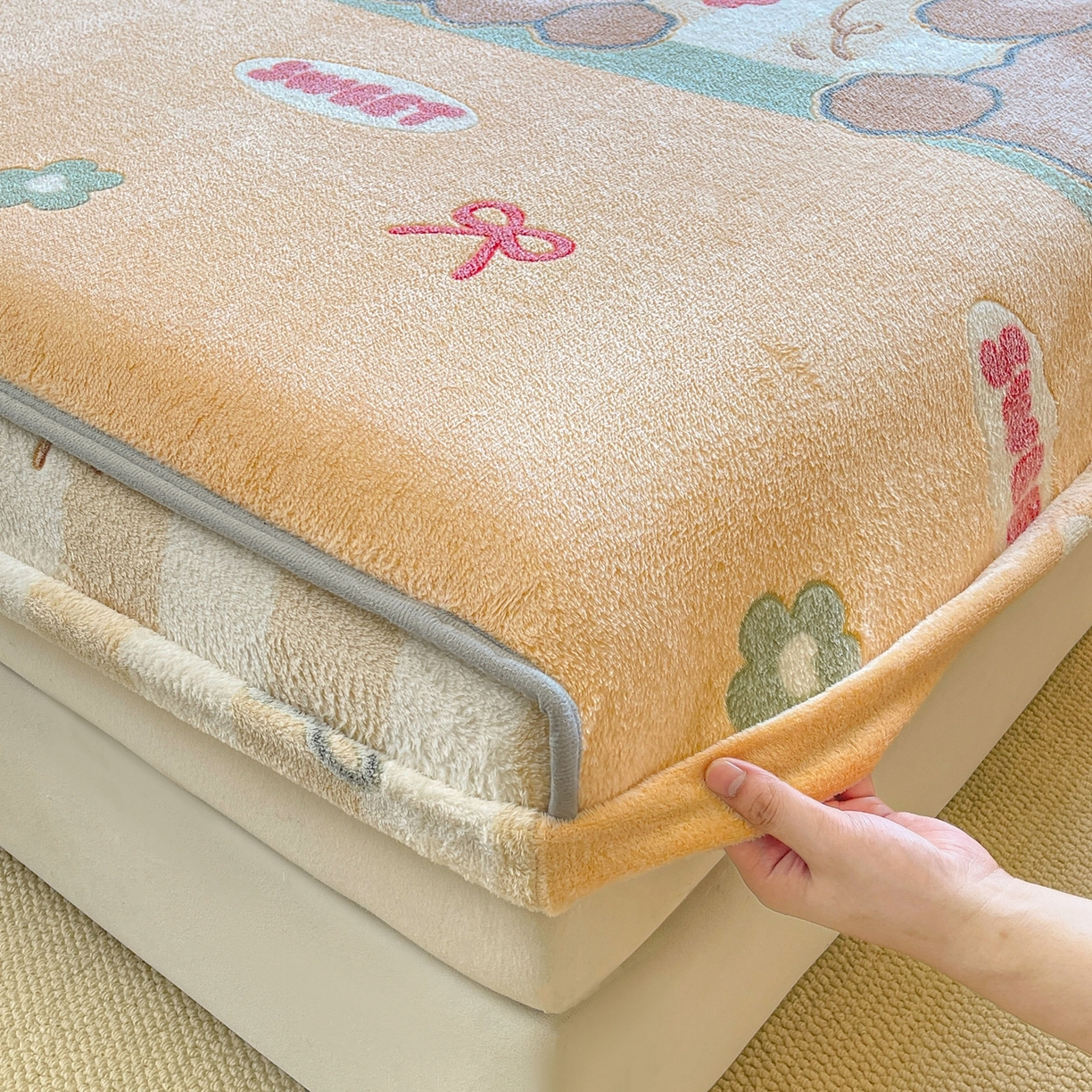 91家纺网 家纺一手货源 找家纺 牵梦萦家纺 2025新款雪花绒立体包边床笠 奶油小狗