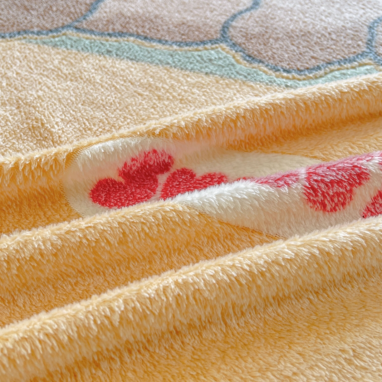 91家纺网 家纺一手货源 找家纺 牵梦萦家纺 2025新款雪花绒立体包边床笠 奶油小狗