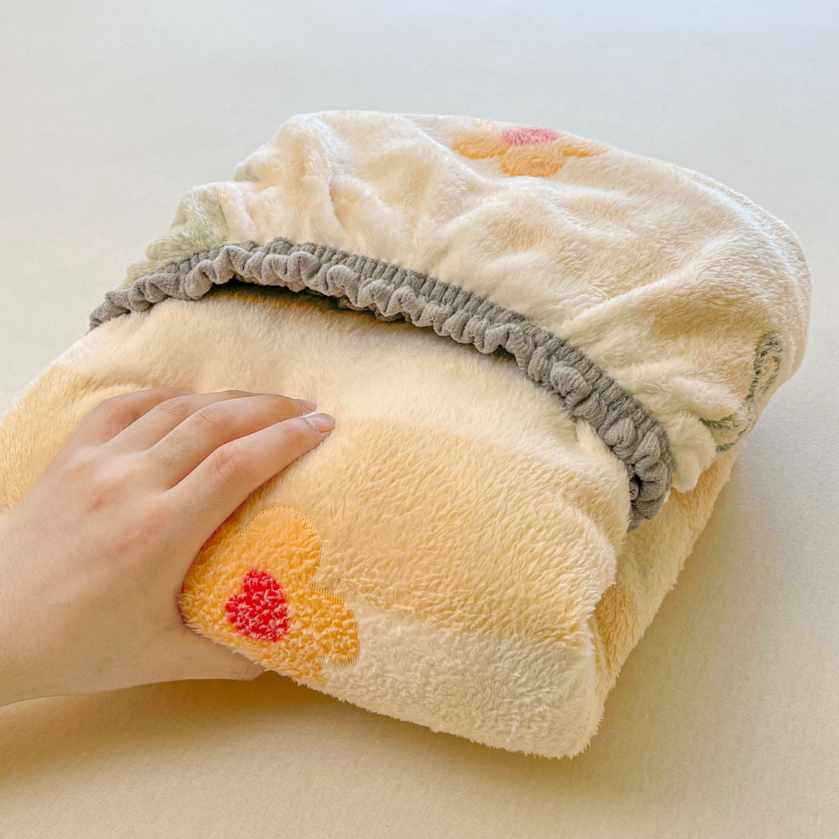 91家纺网 家纺一手货源 找家纺 牵梦萦家纺 2025新款雪花绒立体包边床笠 奶油小狗