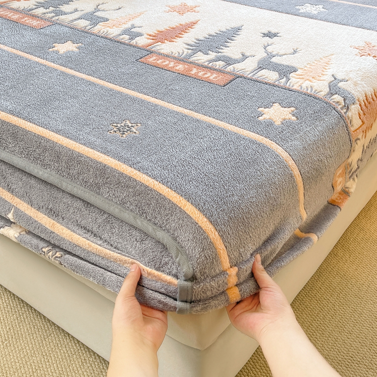 91家纺网 家纺一手货源 找家纺 牵梦萦家纺 2025新款雪花绒立体包边床笠 深林鹿