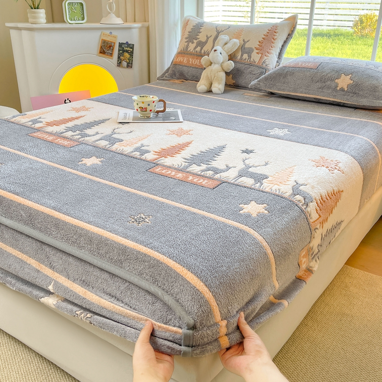 91家纺网 家纺一手货源 找家纺 牵梦萦家纺 2025新款雪花绒立体包边床笠 深林鹿