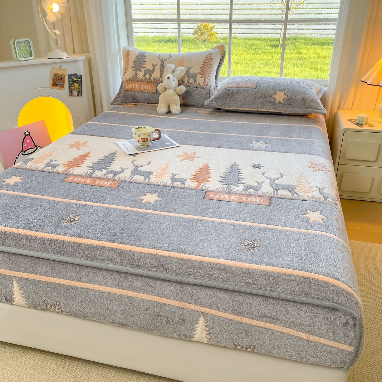 91家纺网 家纺一手货源 找家纺 牵梦萦家纺 2025新款雪花绒立体包边床笠 深林鹿