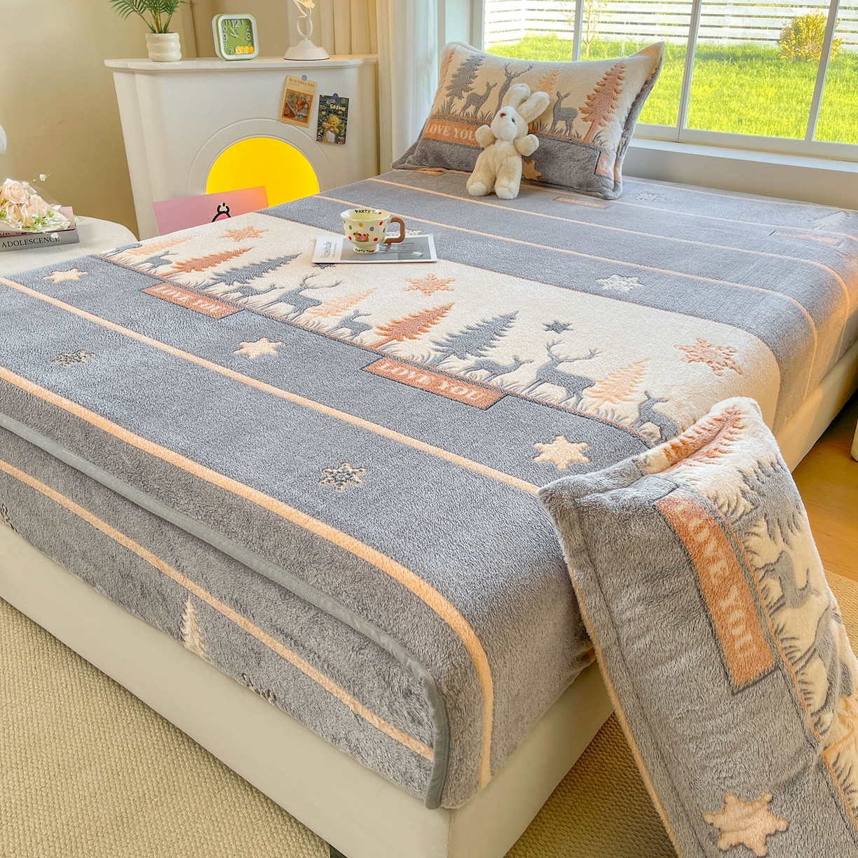 91家纺网 家纺一手货源 找家纺 牵梦萦家纺 2025新款雪花绒立体包边床笠 深林鹿