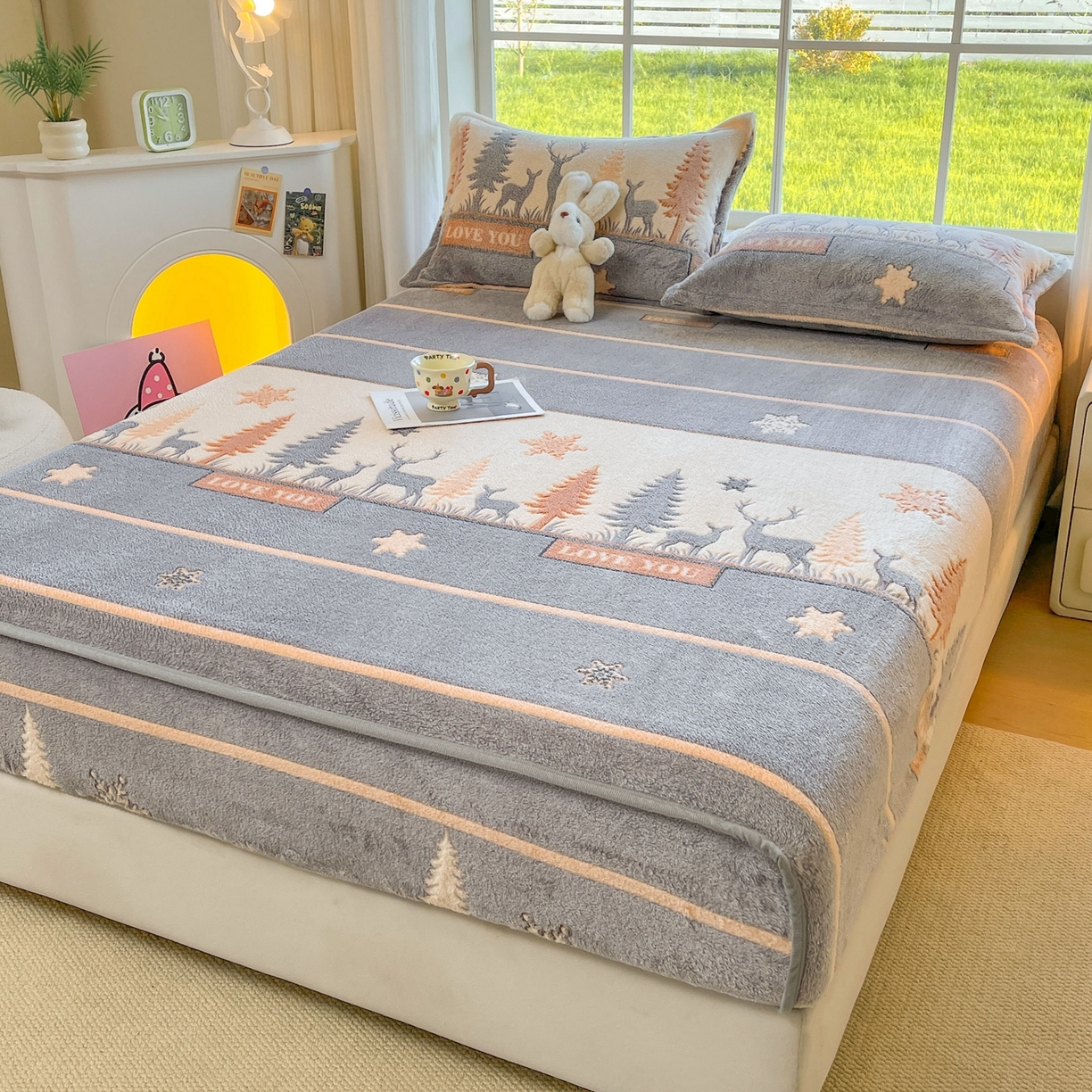 91家纺网 家纺一手货源 找家纺 牵梦萦家纺 2025新款雪花绒立体包边床笠 深林鹿