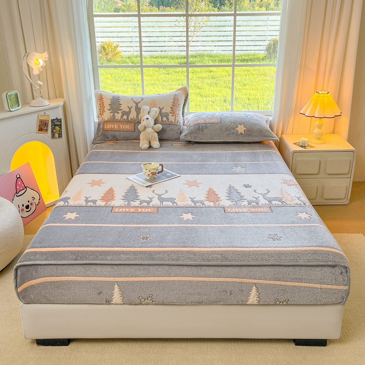 91家纺网 家纺一手货源 找家纺 牵梦萦家纺 2025新款雪花绒立体包边床笠 深林鹿