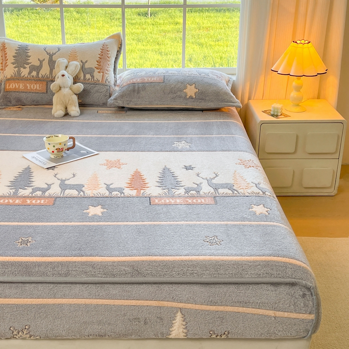 91家纺网 家纺一手货源 找家纺 牵梦萦家纺 2025新款雪花绒立体包边床笠 深林鹿