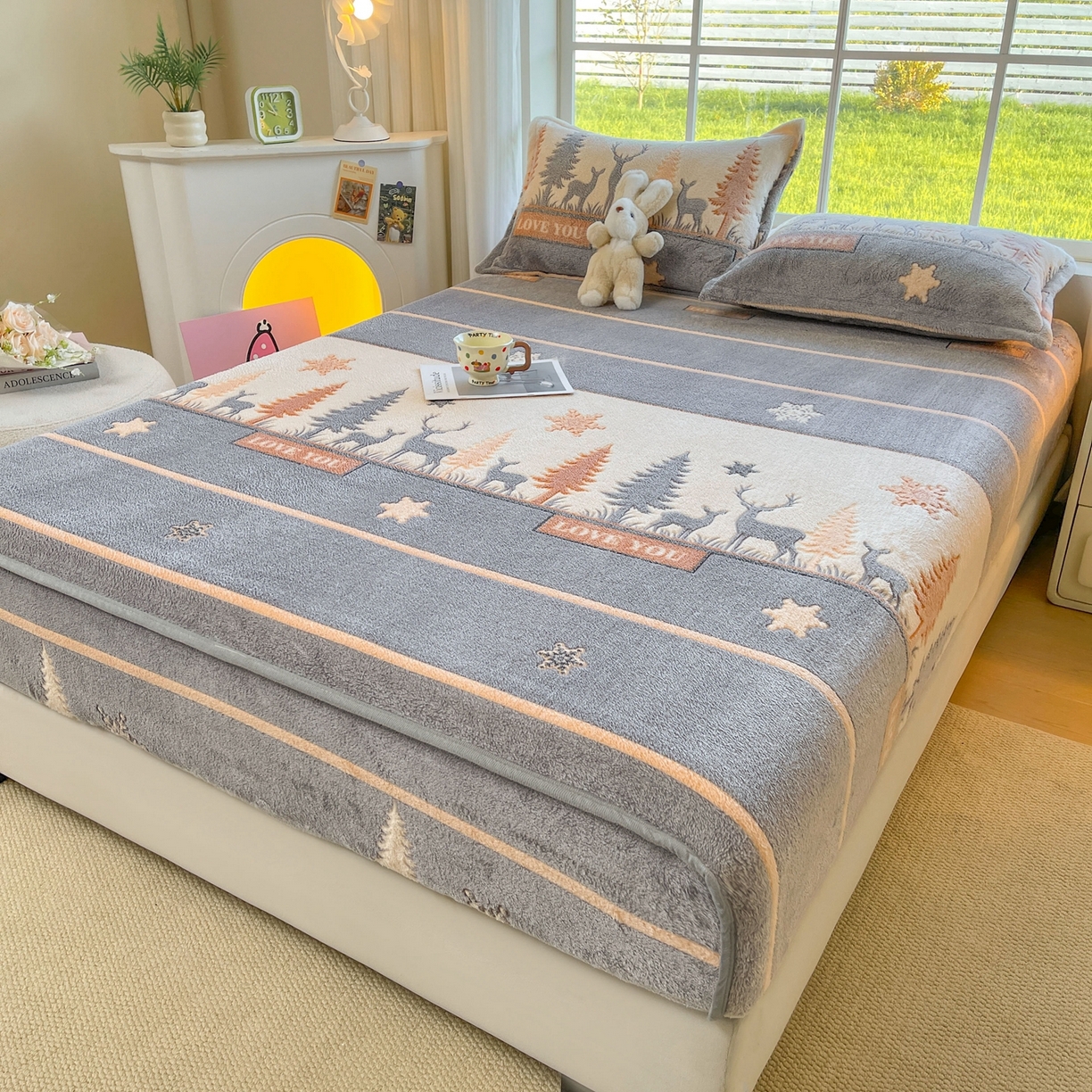 91家纺网 家纺一手货源 找家纺 牵梦萦家纺 2025新款雪花绒立体包边床笠 深林鹿