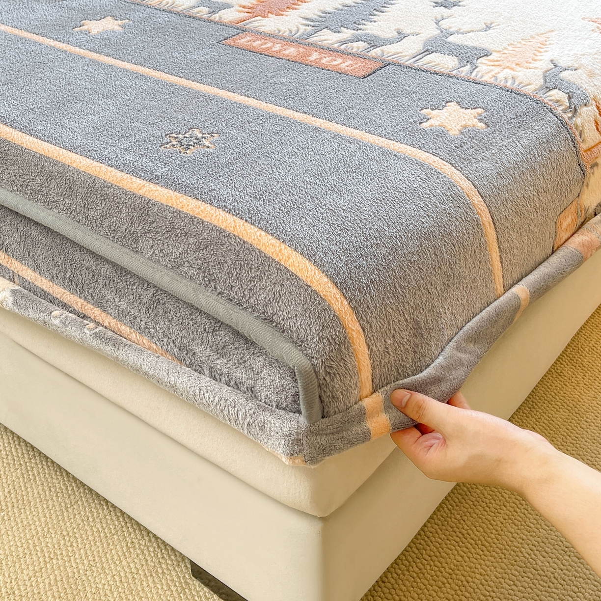 91家纺网 家纺一手货源 找家纺 牵梦萦家纺 2025新款雪花绒立体包边床笠 深林鹿