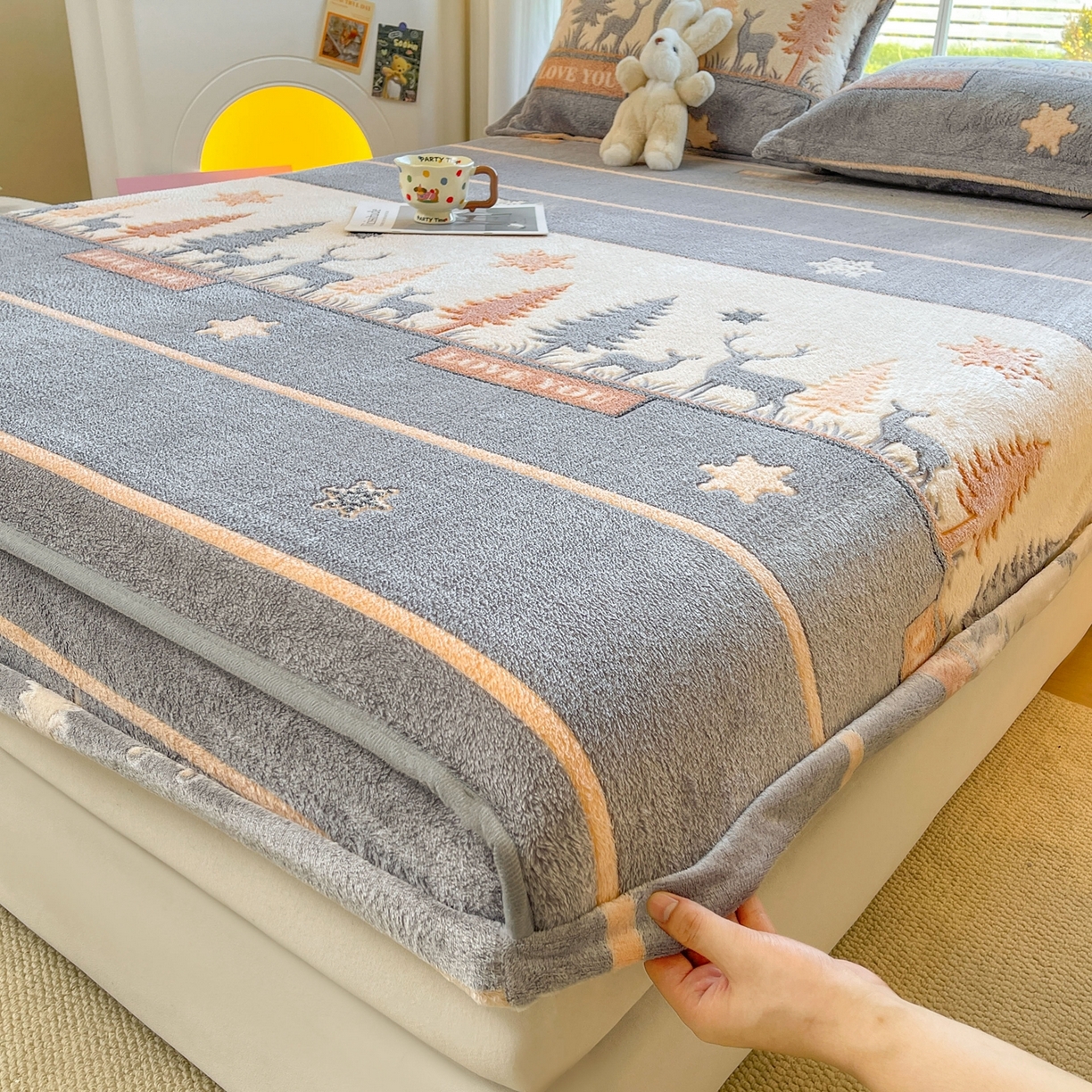 91家纺网 家纺一手货源 找家纺 牵梦萦家纺 2025新款雪花绒立体包边床笠 深林鹿