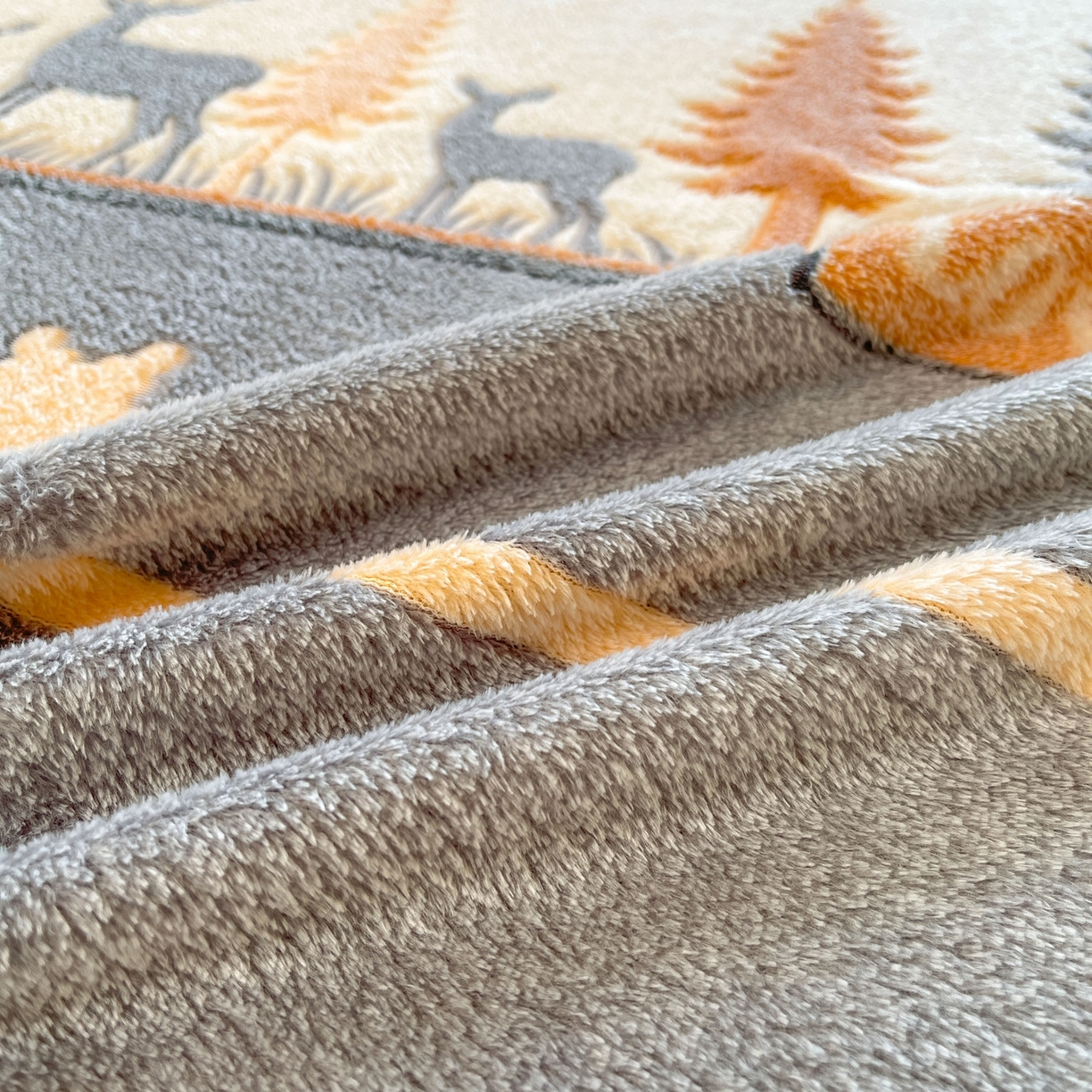 91家纺网 家纺一手货源 找家纺 牵梦萦家纺 2025新款雪花绒立体包边床笠 深林鹿