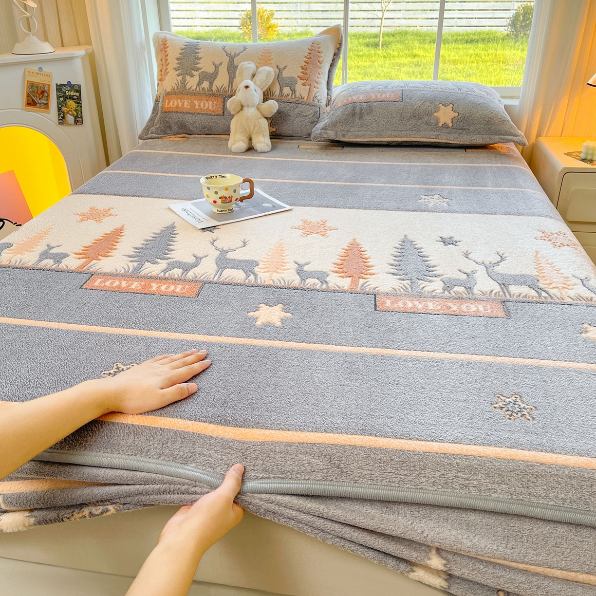 91家纺网 家纺一手货源 找家纺 牵梦萦家纺 2025新款雪花绒立体包边床笠 深林鹿