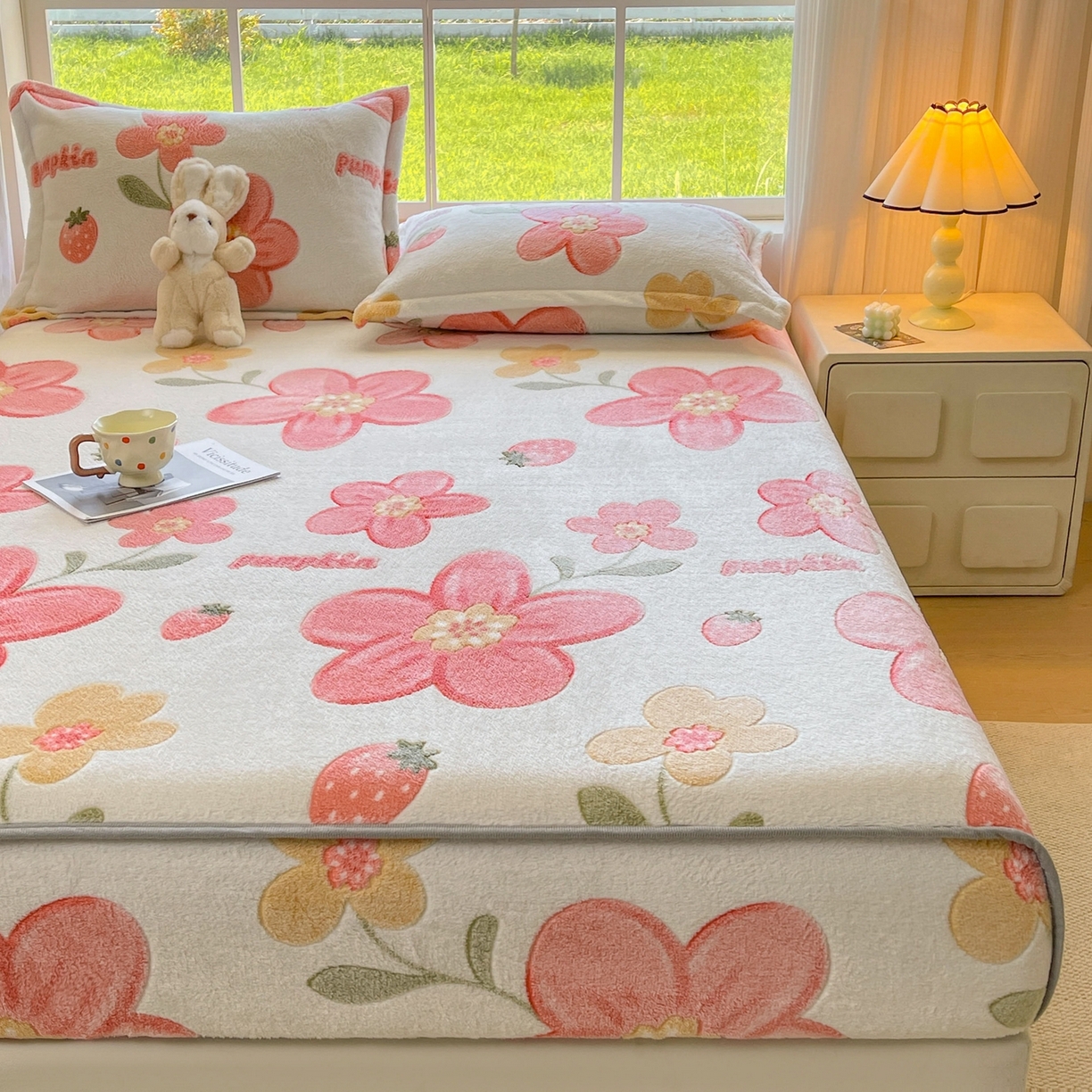 91家纺网 家纺一手货源 找家纺 牵梦萦家纺 2025新款雪花绒立体包边床笠 太阳花