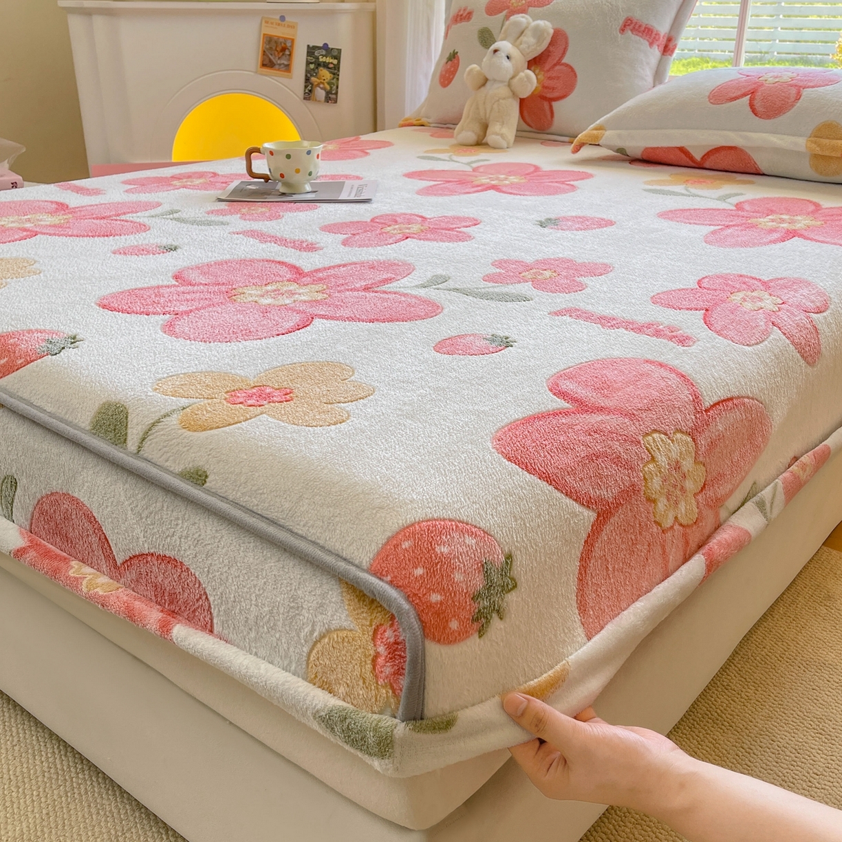 91家纺网 家纺一手货源 找家纺 牵梦萦家纺 2025新款雪花绒立体包边床笠 太阳花