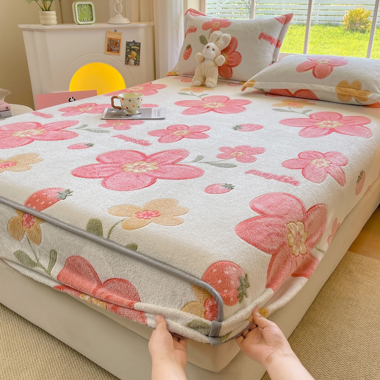 91家纺网 家纺一手货源 找家纺 牵梦萦家纺 2025新款雪花绒立体包边床笠 太阳花