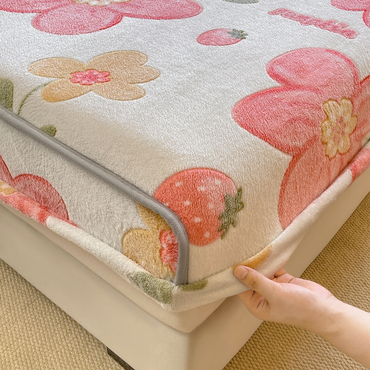 91家纺网 家纺一手货源 找家纺 牵梦萦家纺 2025新款雪花绒立体包边床笠 太阳花