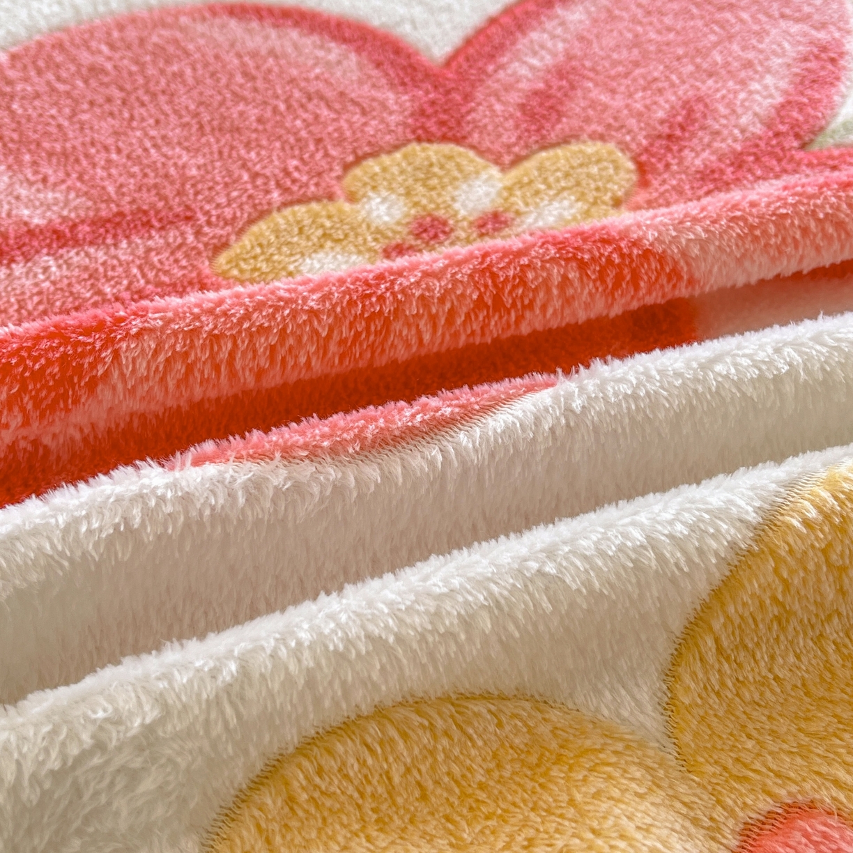 91家纺网 家纺一手货源 找家纺 牵梦萦家纺 2025新款雪花绒立体包边床笠 太阳花