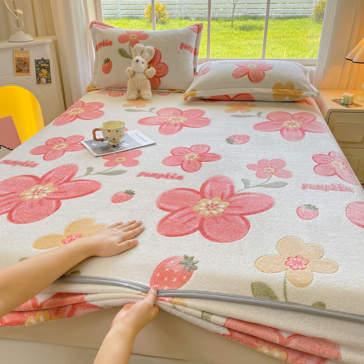 91家纺网 家纺一手货源 找家纺 牵梦萦家纺 2025新款雪花绒立体包边床笠 太阳花