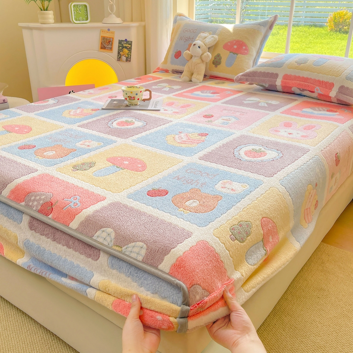 91家纺网 家纺一手货源 找家纺 牵梦萦家纺 2025新款雪花绒立体包边床笠 甜蜜日常