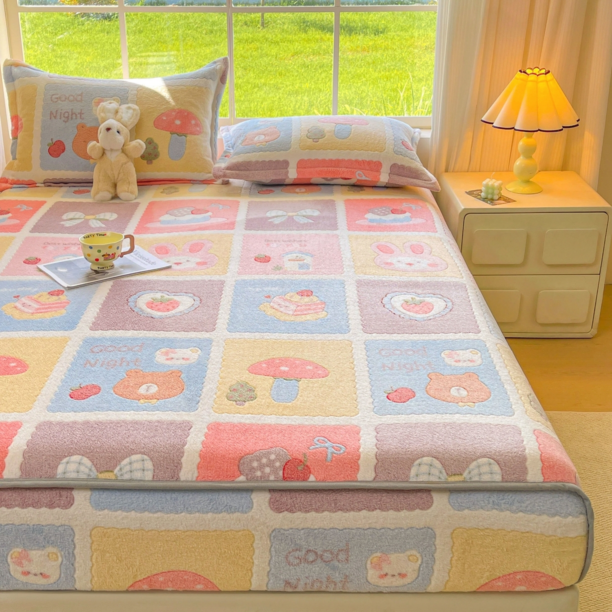 91家纺网 家纺一手货源 找家纺 牵梦萦家纺 2025新款雪花绒立体包边床笠 甜蜜日常